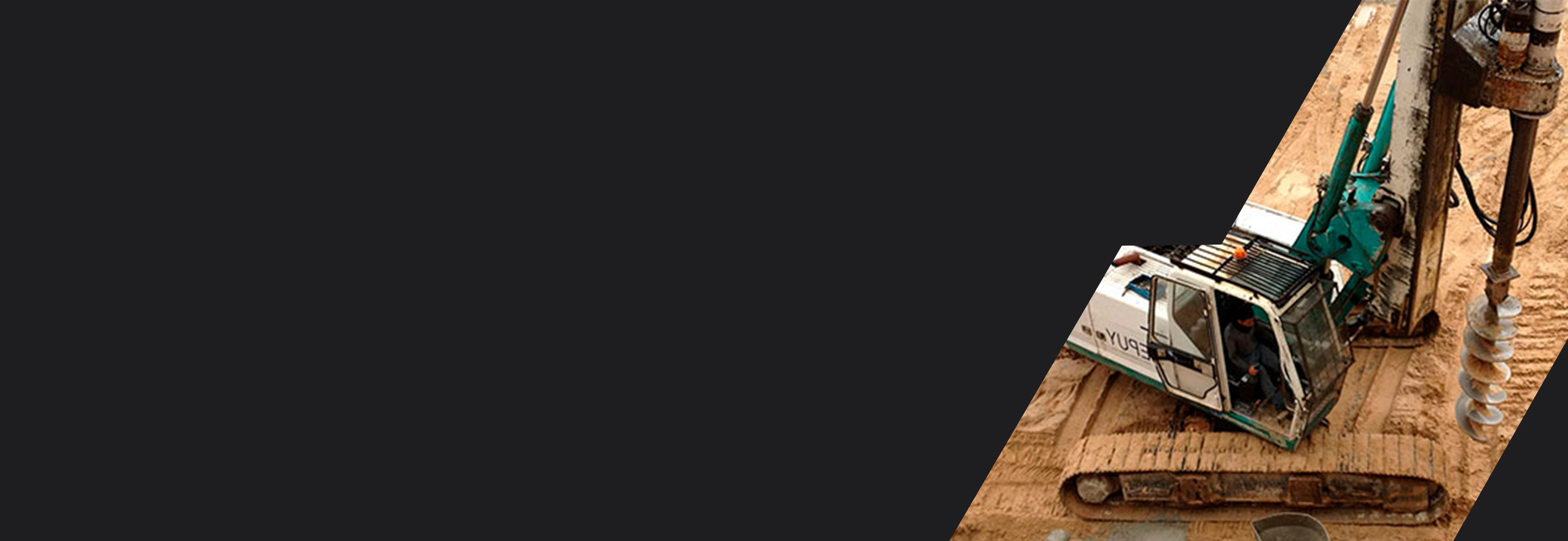 Equipo de perforación ejecutando pilotes en obra