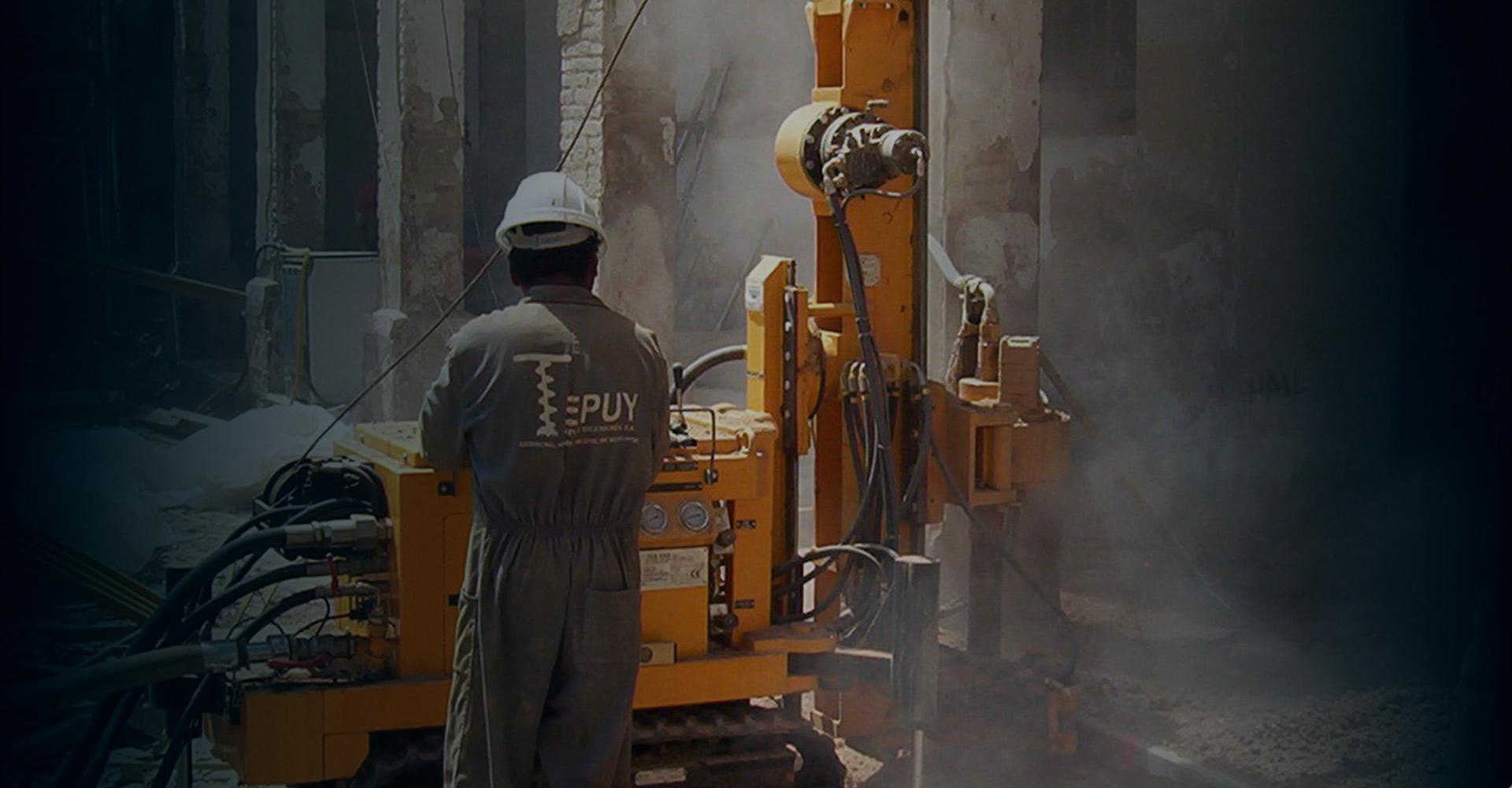 Equipo de perforación ejecutando pilotes en obra