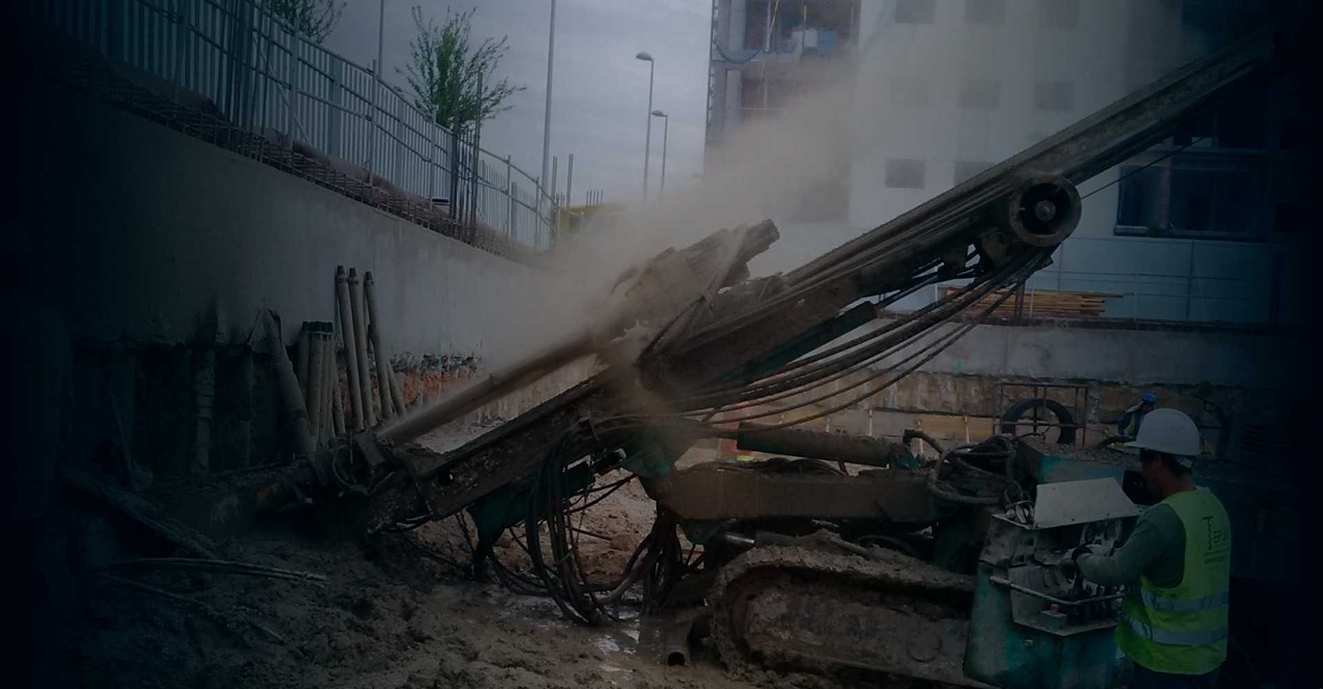 Equipo de perforación ejecutando pilotes en obra